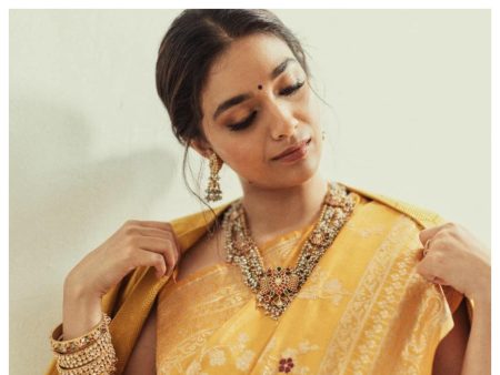 traditional-modern-saree-poses-for-girls
